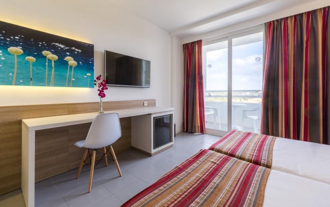 Tweepersoonskamer van Hotel Globales Mediterrani op Menorca