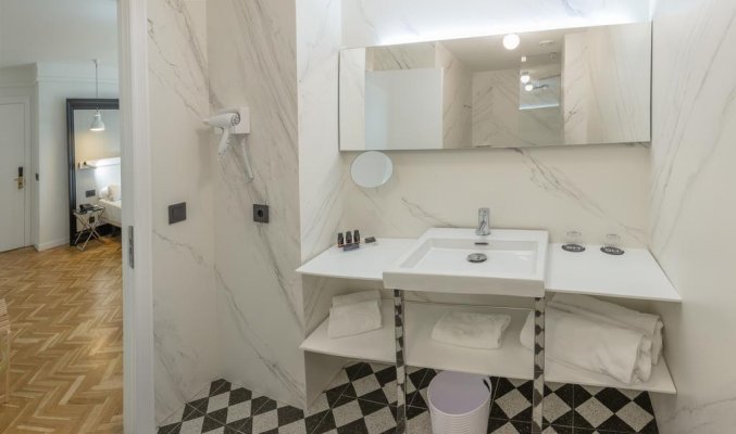 Badkamer van een tweepersoonskamer van Hotel SH Ingles Boutique in Valencia