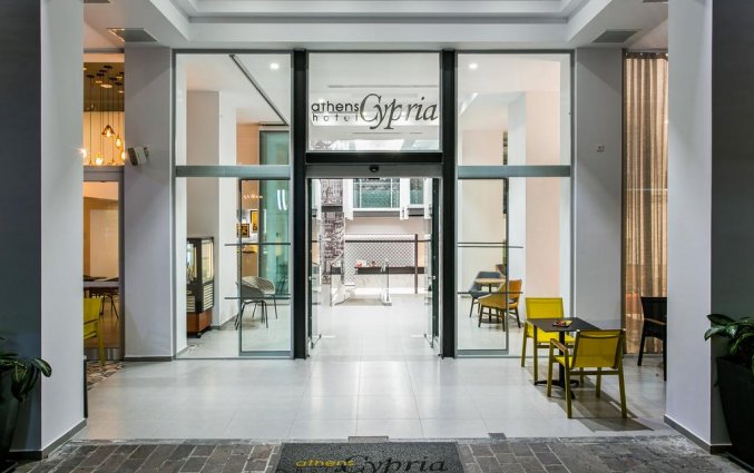 Vooraanzicht van hotel Athens Cypria 