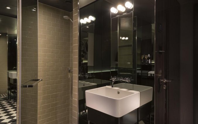 Badkamer van een tweepersoonskamer van Hotel MANI in Berlijn
