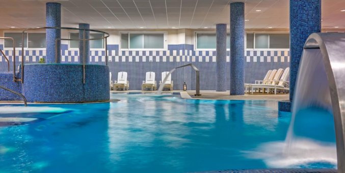 Zwembad hotel H10 Estepona Palace in Costa Del Sol