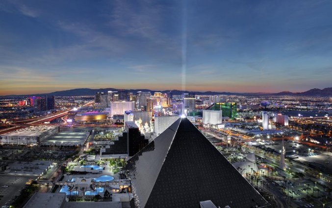 Buitenaanzicht van hotel Luxor en Casino