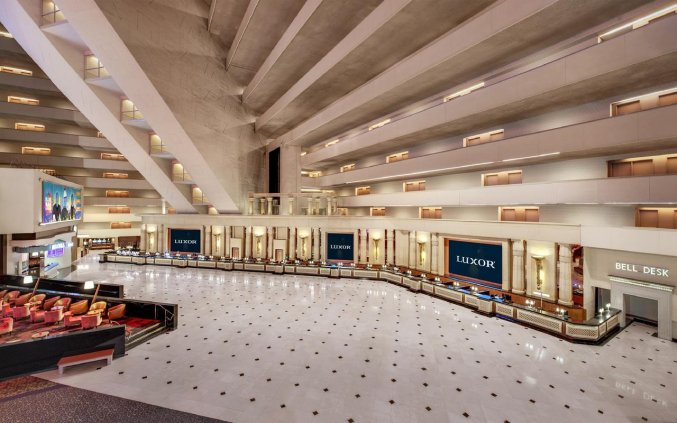 Receptie van hotel Luxor en Casino