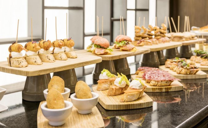 Buffet in het restaurant van Hotel Ilunion Bilbao