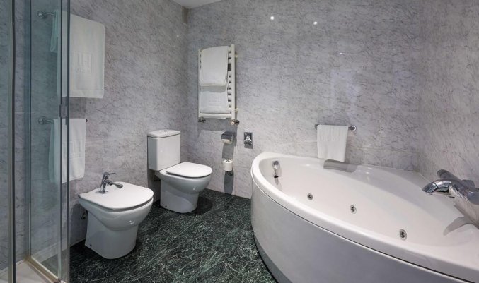 Badkamer van NH Collection Villa de Bilbao