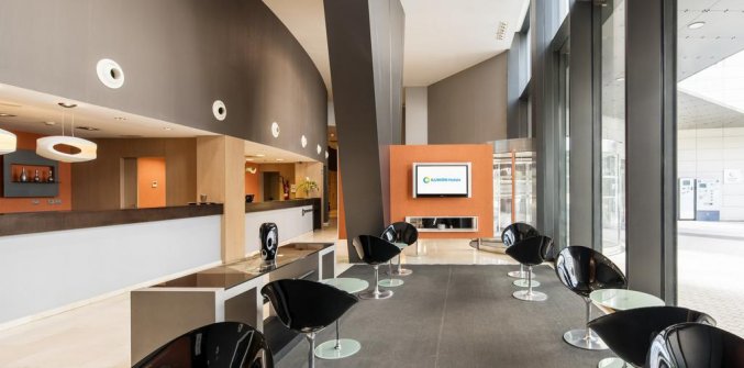 Lobby met zitgedeelte en receptie van Hotel Ilunion Aqua 3 in Valencia