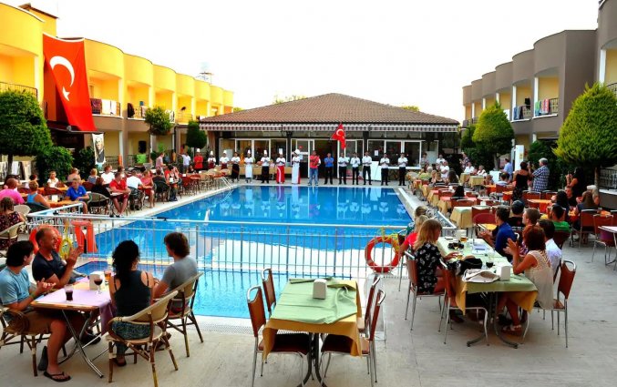 Zwembad en terras van Hotel & Park Sayanora in Side