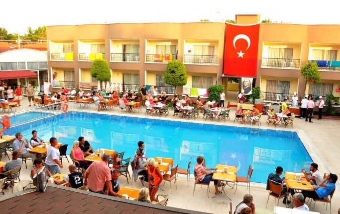 Zwembad en terras van Hotel & Park Sayanora in Side