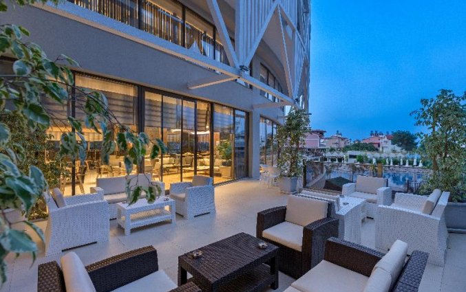 Terras van Hotel Side Crown Sunshine in Side