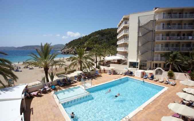 Zwembad terras Grupotel Cala San Vicente