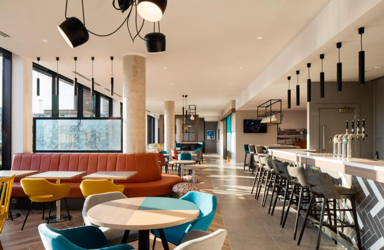 Bar en restaurant van Hampton by Hilton Belfast City Centre
