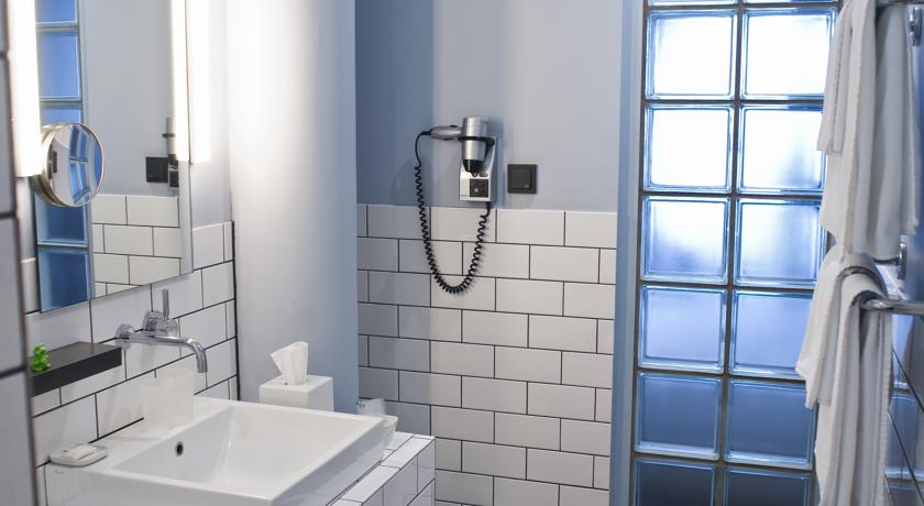 Badkamer van een tweepersoonskamer van Hotel Ku'Damm 101 in Berlijn