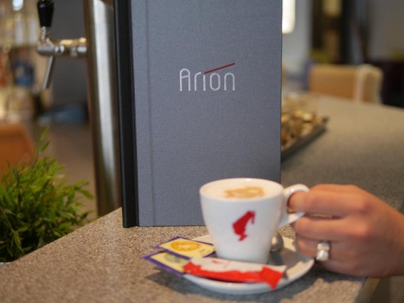 Drinken aan de bar van cityhotel Arion Vienna in Wenen