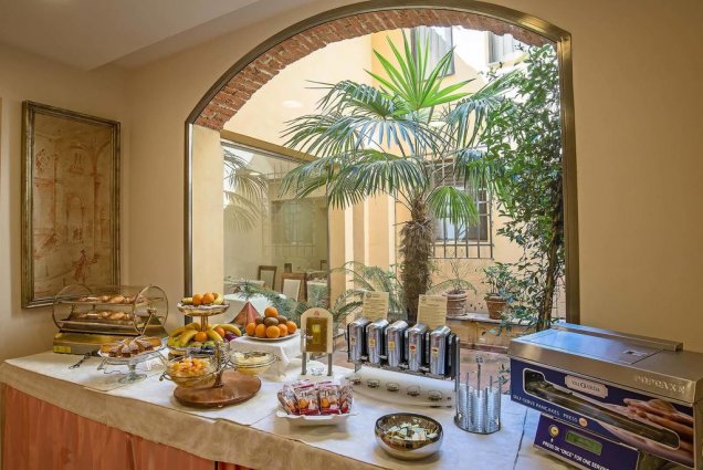 Ontbijtzaal met buffet van Hotel Atlantic Palace in Florence